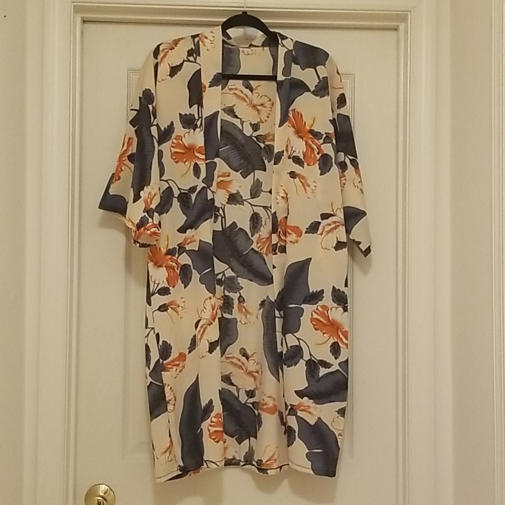 NWOT Beautiful!! Blue and cream flowered kimono